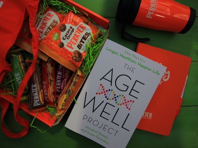 閱讀能有效幫助慢老，圖為桑達士和史翠斯的共同著作《Age Well Project》。