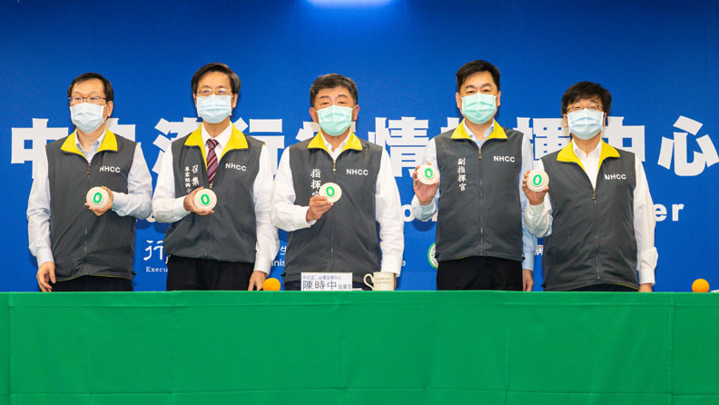 左起為莊人祥、張上淳、陳時中、陳宗彥、周志浩;中央流行疫情指揮中心提供。