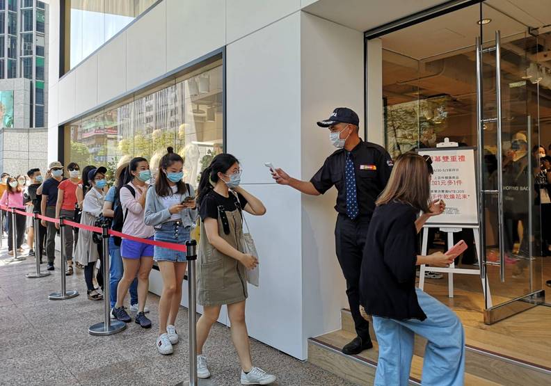 H&M展店吸引許多顧客前來