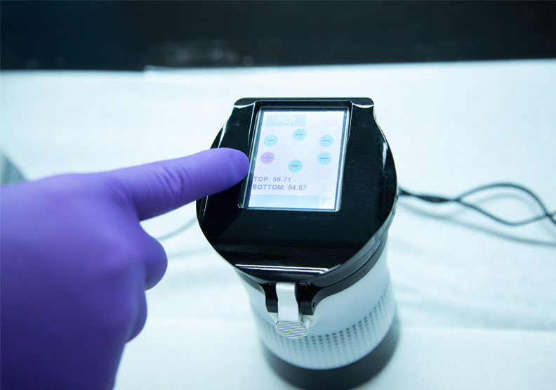 工研院手持核酸小分子快篩儀，僅約隨身保溫杯大小。池孟諭攝