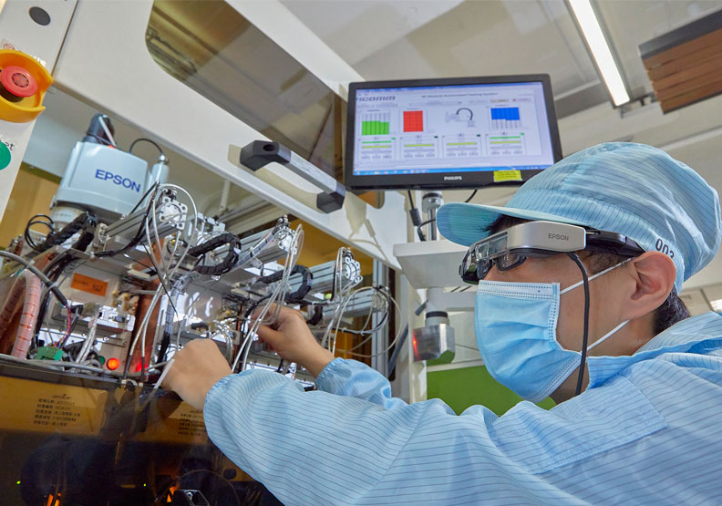 整合Epson Moverio BT-35E雙眼穿透式智慧眼鏡的遠端協作應用,可將作業現場的畫面,透過前置鏡頭,即時傳送給遠端協作的專家。Epson提供