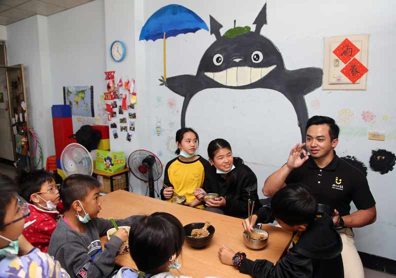 陳彥翰接棒父親遺願,讓台東書屋繼續走下去。