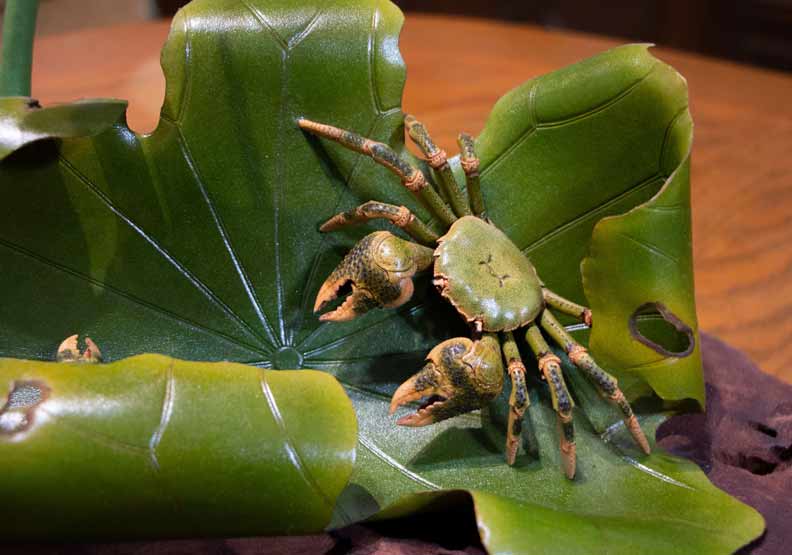 螃蟹與荷葉擺在一起，象徵和諧。