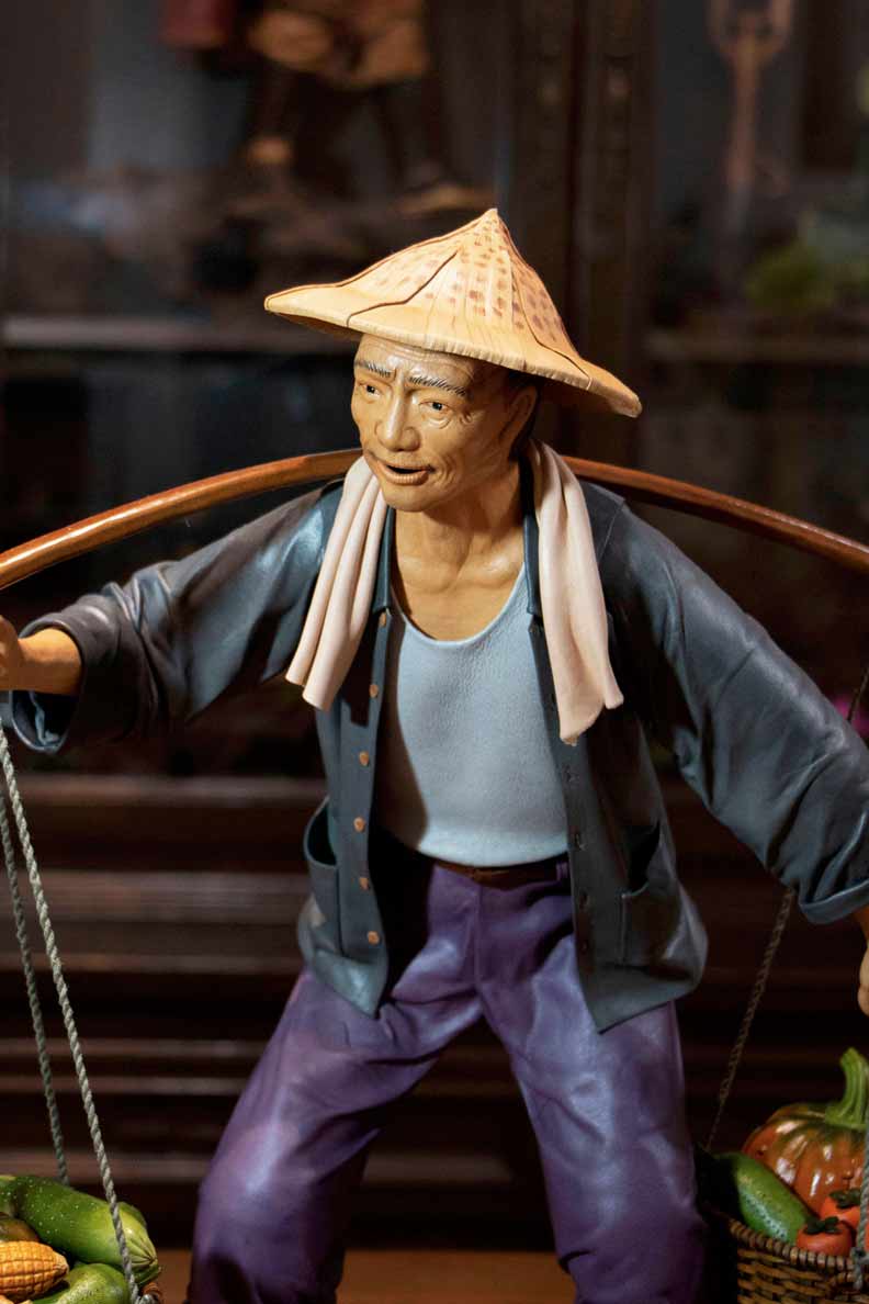 葉發原從事皮塑創作已三十年,作品逼真動人。