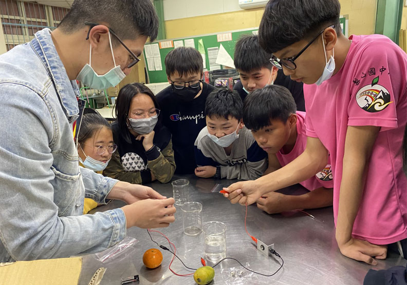 台中市梨山國中理化科教師蔡其哲帶學生做實驗。
