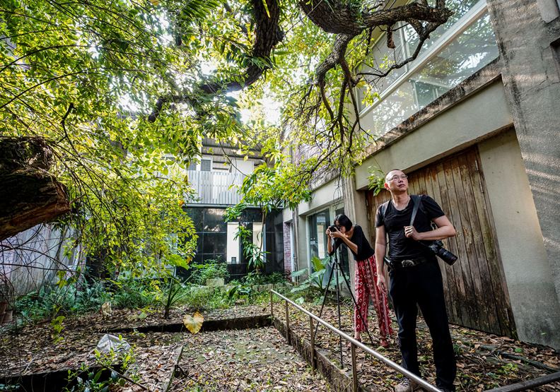 姚瑞中(右)揭發的「蚊子館」異象,引發各地網友強烈共鳴。