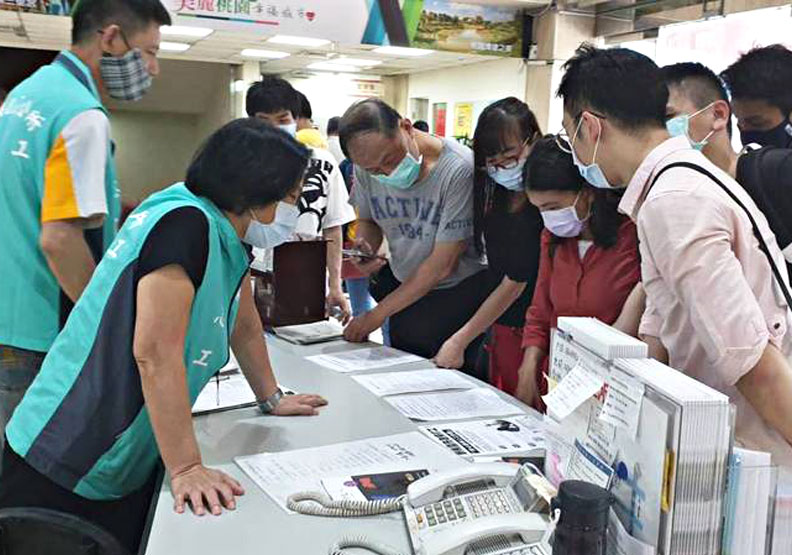 圖／若含日前已宣布的艱困企業員工薪資補助、自營作業者補助，急難救助金等方案琳瑯滿目，到底你我適用什麼方案？能被「紓困」多少？經濟日報提供