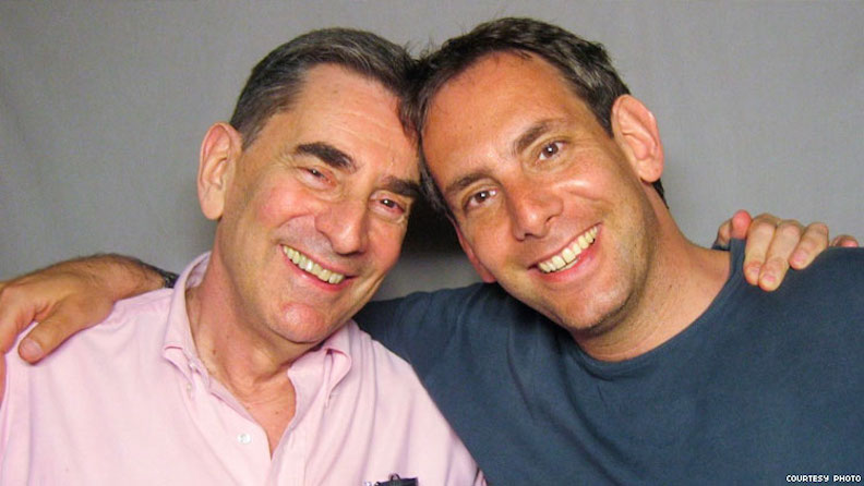 Dave Isay（右）與父親Richard Isay（左）。（圖片來源：Advocate）