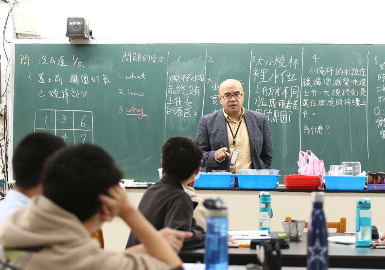 圖／師大附中地科老師洪逸文率先開發「探究與實作」課程的教材。