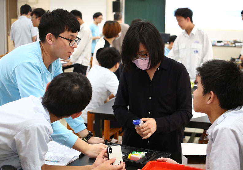 師大附中 地科老師王靖華引導學生提出主張、蒐證與論述。