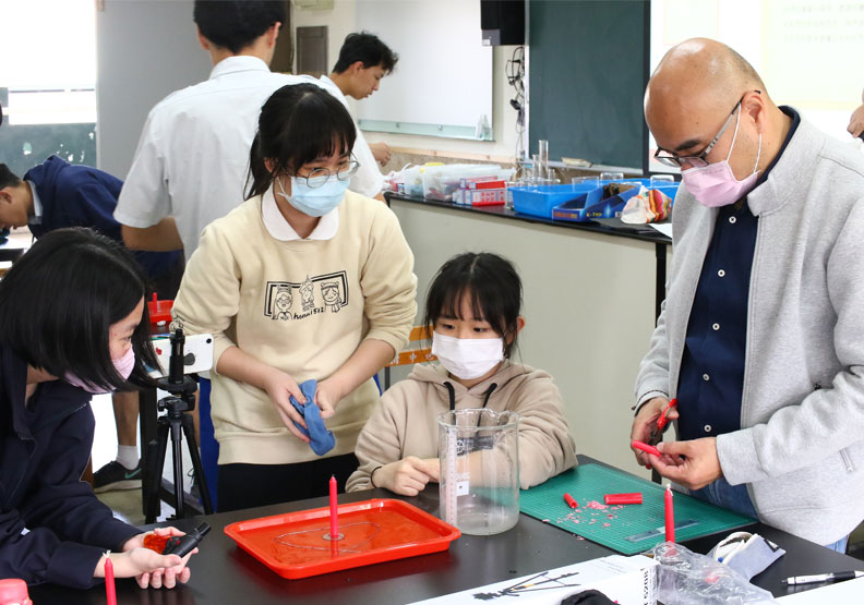 師大附中的學生在洪逸文帶領下，進行地科實驗。