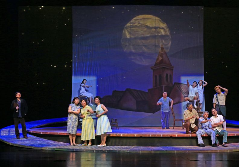 《淡水小鎮》為果陀劇場經典劇作,亦為觀眾人次最高、演出版本最多之舞台劇,圖為2014年之演出