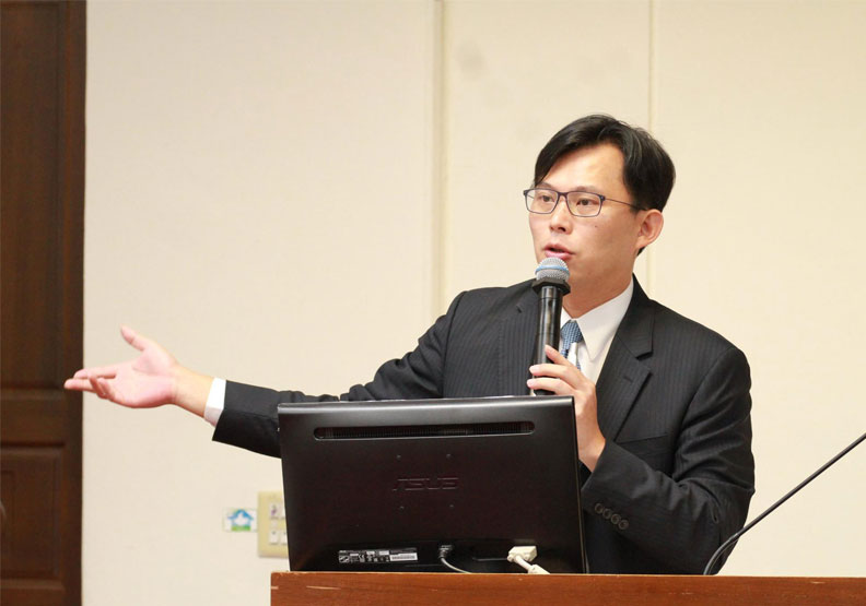 黃國昌在立委任內時,追蹤過多起上市公司財報造假或是交易營私等弊案。