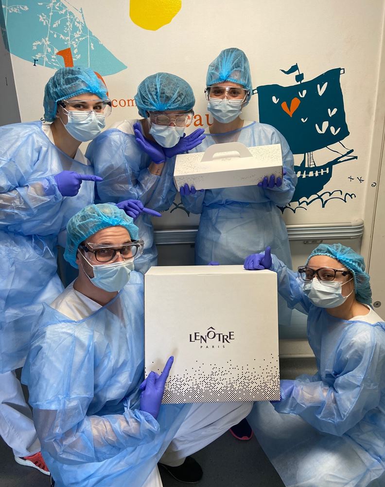 不少餐廳和甜點店都輪番犒賞勞苦功高的醫療人員。(圖片來源:法國甜點店Lenôtre Twitter)