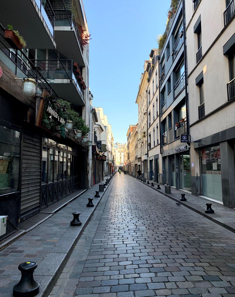 剛禁足的巴黎街道,罕見人煙。(攝影:趙偉婷)