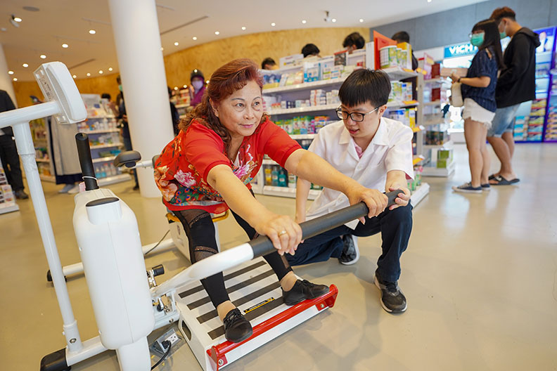 銀髮長輩們使用AI健身器材,除了系統內建AI教練指導,專業人員也會從旁協助。