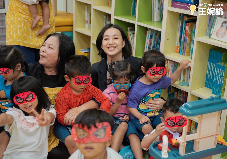 王婉諭在今年兒童節時參加活動,在臉書上的照片說明寫著,「一腿一個孩子,超滿足~」。圖片取自王婉諭臉書