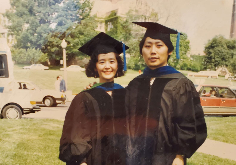 沈中華與王儷容夫妻於美國華盛頓大學經濟博士班的畢業照。