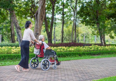 獨生子女的贍養重擔：無法照顧媽媽，也沒辦法負擔高額開銷怎麼辦？