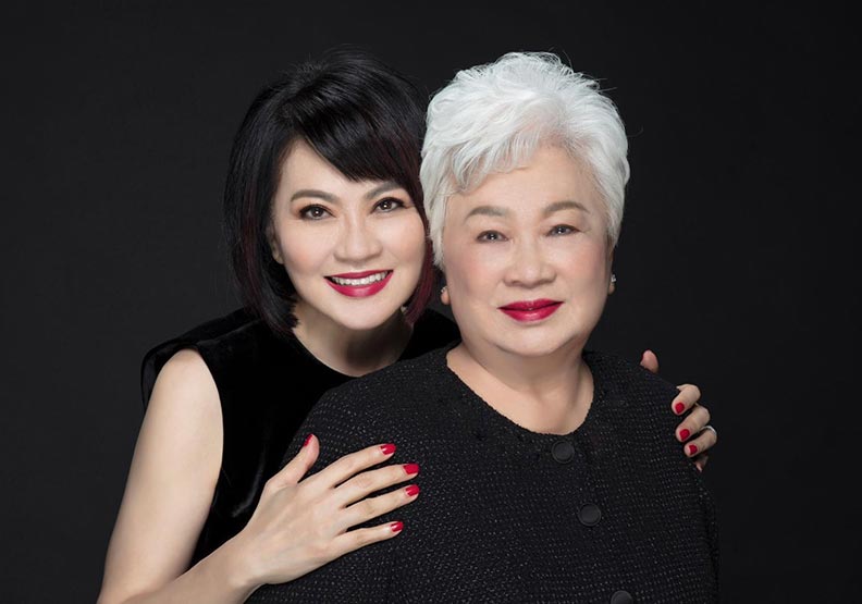 富邦藝術基金會執行長翁美慧與母親。富邦藝術基金會提供