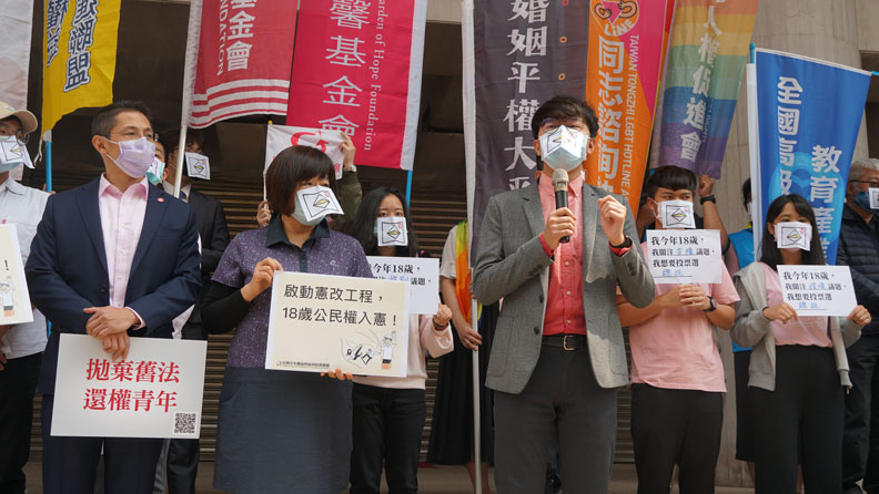 「18歲修憲這屆就實現」記者會照，台灣青年民主協會理事長林彥廷為手拿麥克風者。林彥廷提供