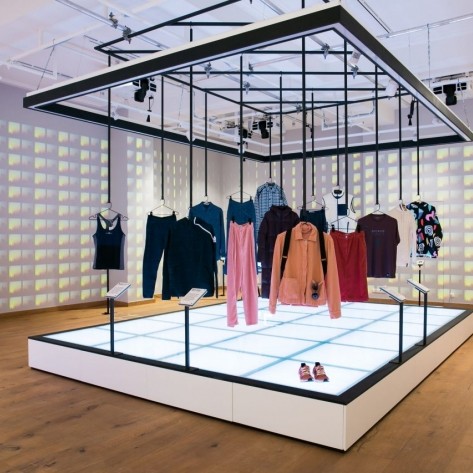 博物館中展出超過 50 種創新的永續時尚發明。Fashion for Good