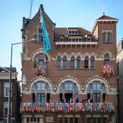 博物館外觀採用二手服飾佈置。Fashion for Good