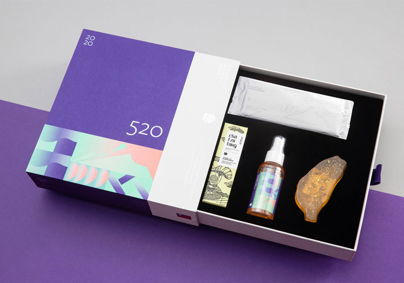 本屆總統就職典禮伴手禮,內含濕紙巾、護手膏、乾洗手、台灣造型的肥皂。總統府提供