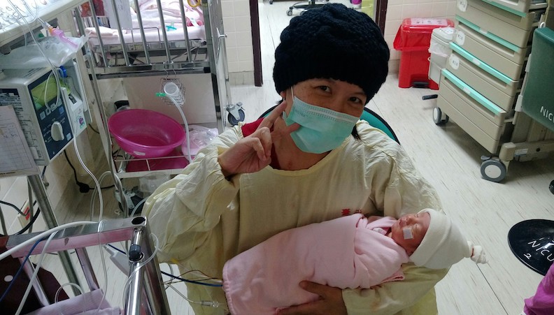 何小姐與兒子;何小姐提供。