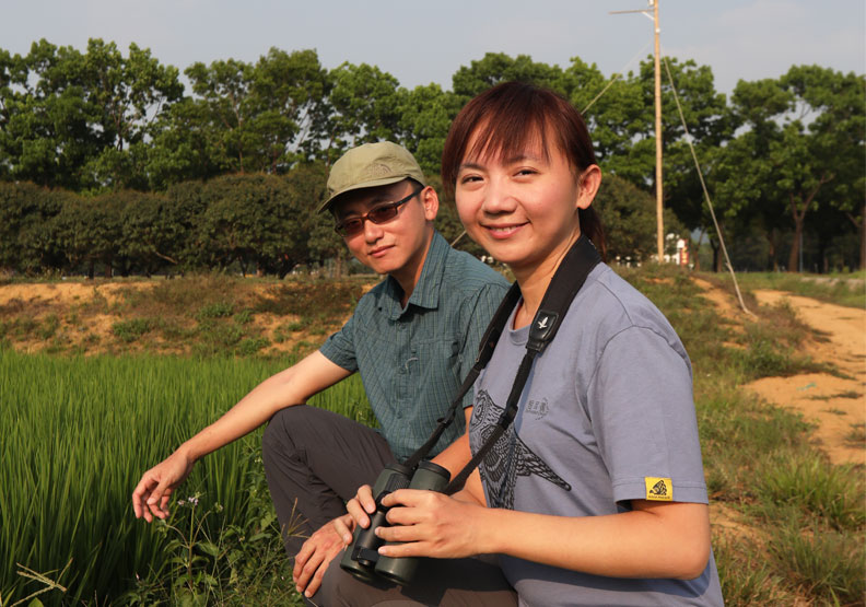 屏東科技大學野生動物保育研究所鳥類生態研究室研究員林惠珊（右）和洪孝宇（左）。