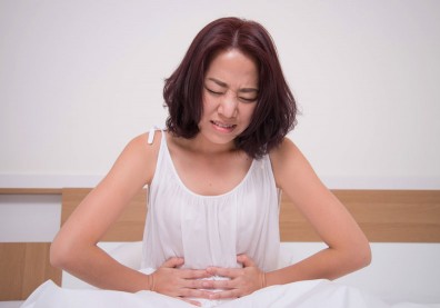 每月至少1次、持續2個月以上就是慢性腹痛！醫師解析 9 大原因