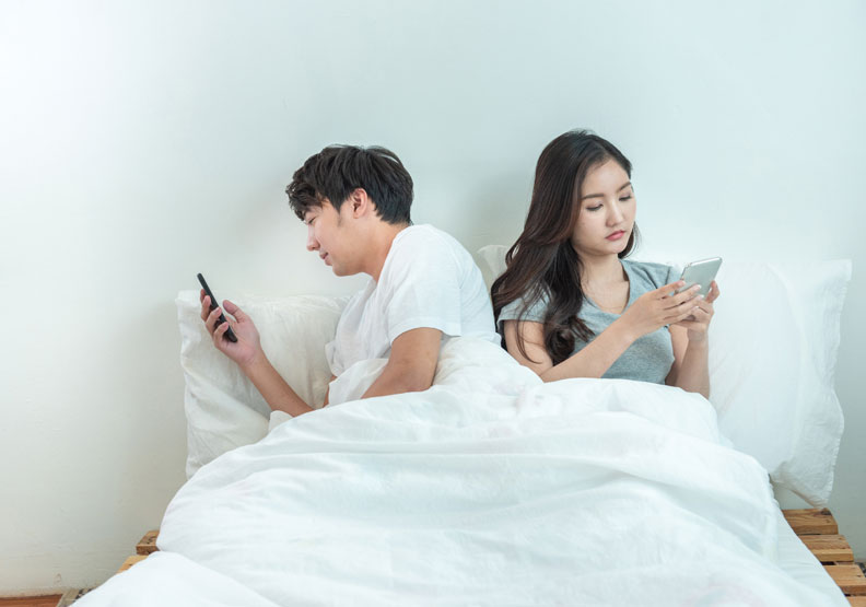 無法從恩愛假象中逃脫，FB上疼他的好老公其實早有另一個家