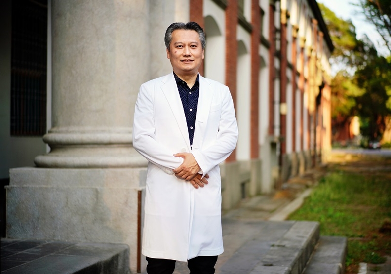面對生命逝去…ICU重症醫師陳志金：救病人，也要救家屬