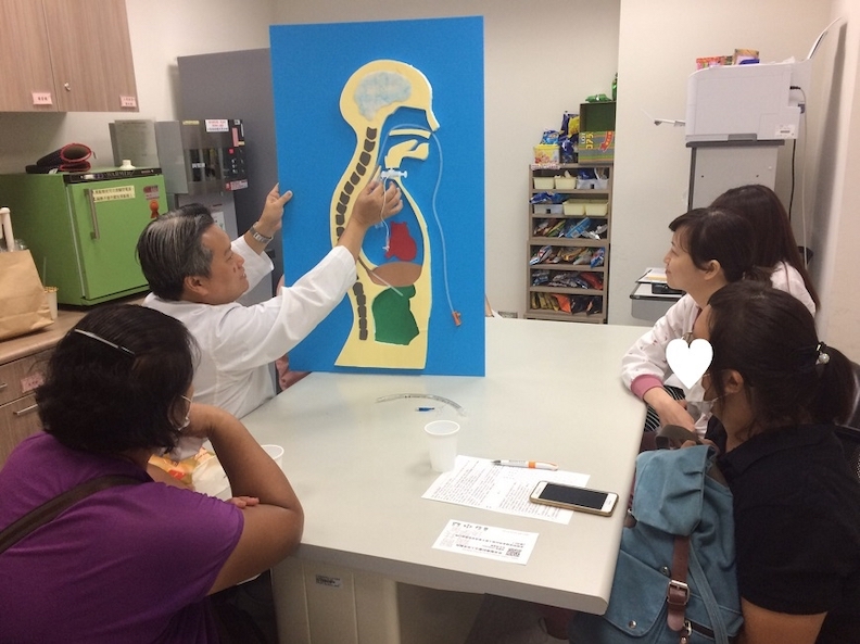 為了幫助家屬理解患者的病況,陳志金會製作各種簡明圖示或是文字,作為輔助說明。