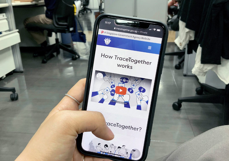 新加坡政府推出的防疫APP「TraceTogether」。(謝君青攝)