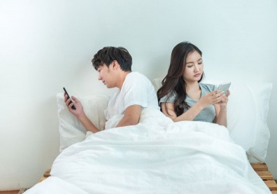 無法從恩愛假象中逃脫，FB上疼他的好老公其實早有另一個家