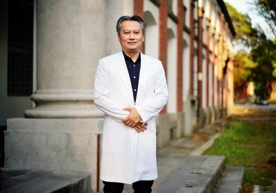 面對生命逝去…ICU重症醫師陳志金：救病人，也要救家屬