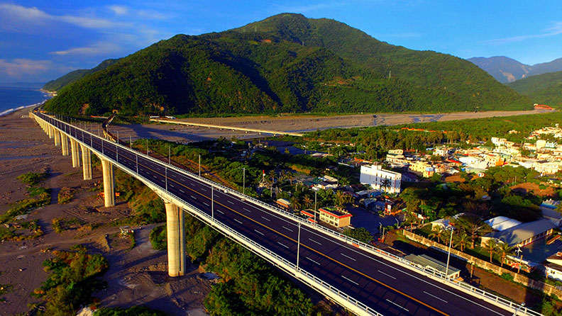 金崙大橋建成後,車潮雖分流,但願意駐足的遊客也變多了。王富生提供