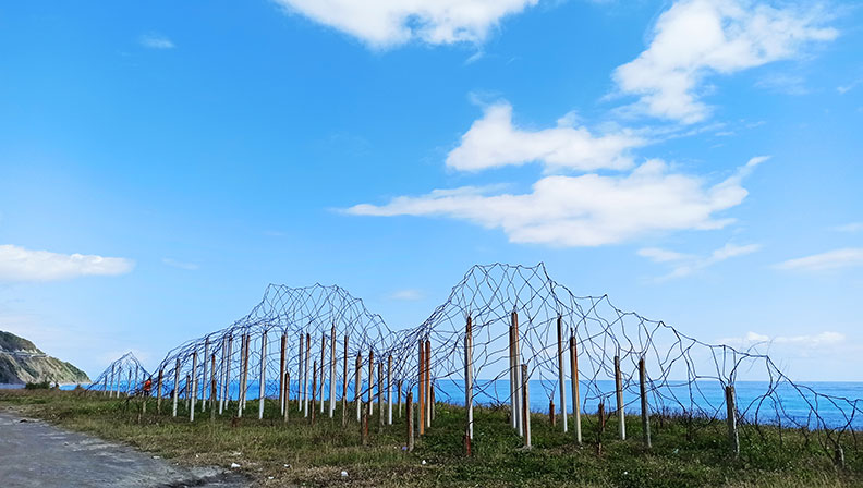 豪華朗機工以廢棄鋼筋和水泥柱勾勒出山稜曲線「在屾」,向自然循環致敬;台東縣政府提供。