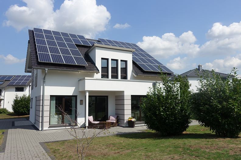 FertighousWelt 展覽園區內的太陽能房型。