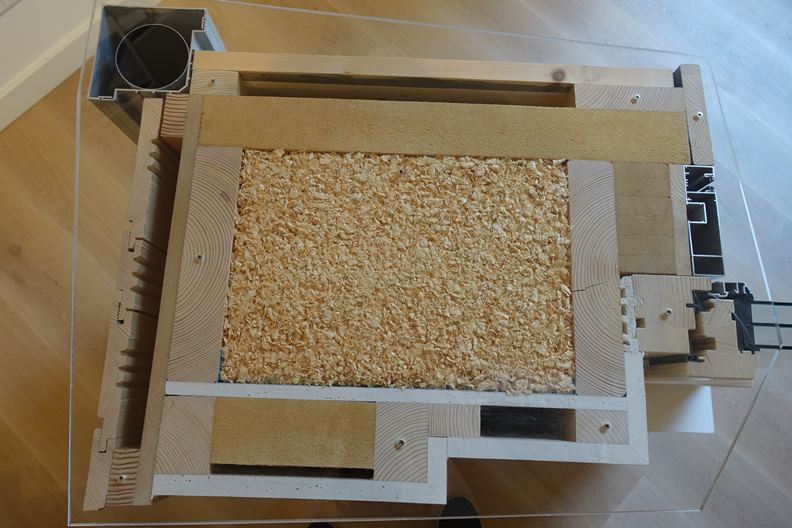 解釋牆壁隔熱工法的模型。