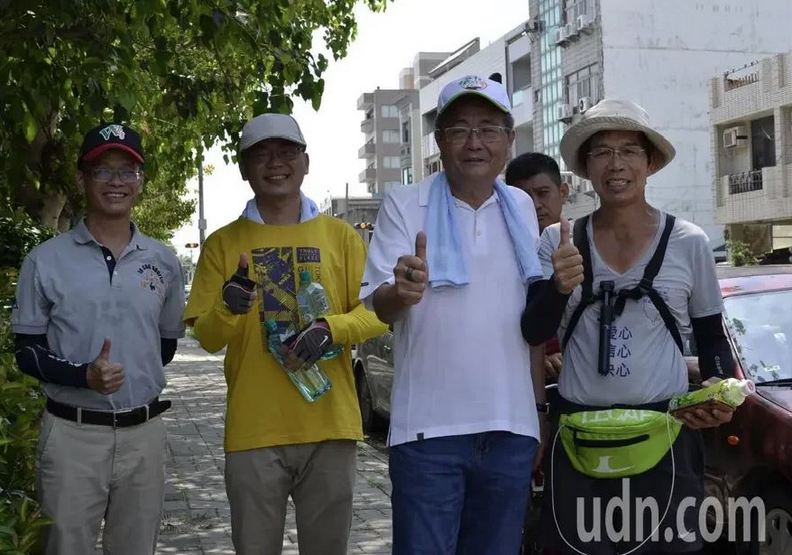 紀志儒（右1）3130公里的徒步挑戰最後一哩路回到故鄉雲林水林鄉