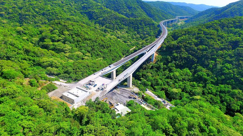 南迴公路安朔至草埔高架橋路段相片。南區臨時工程處王富生提供