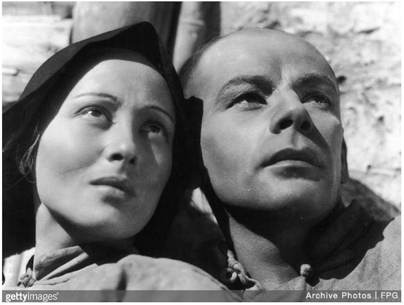 飾演《大地》男女主角的露薏絲蕾娜與保羅穆尼(Paul Muni)。