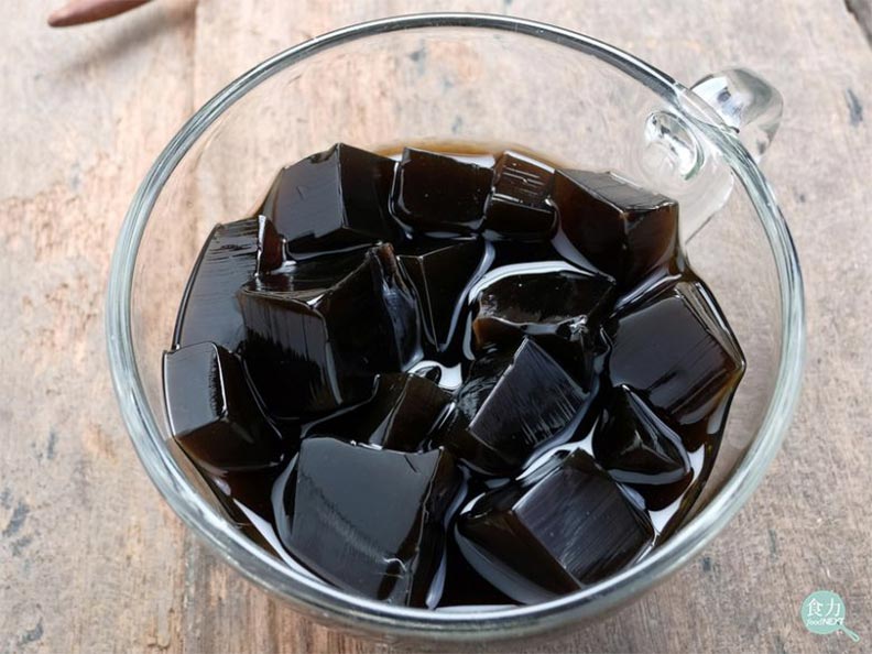 滑溜的仙草帶有獨特香氣,許多人喜歡和奶茶搭配飲用。