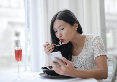 兩分鐘一個鉤子！素人編劇靠微短劇狂賺680萬「暴富」內幕