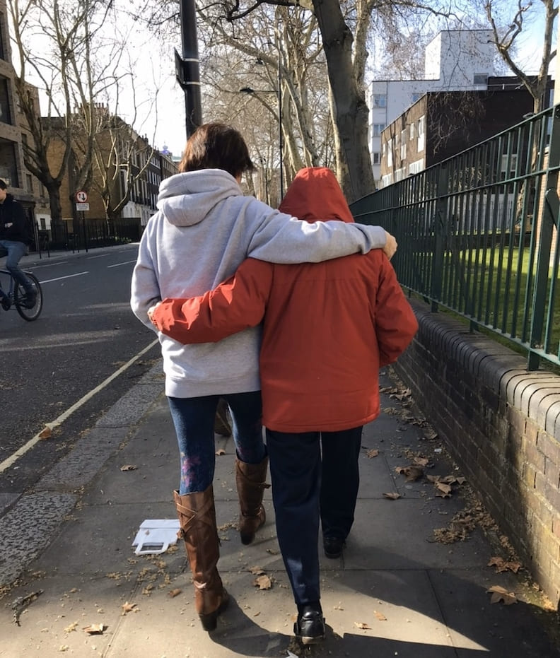 李佳蓉和媽媽在英國旅行,母女相偕而行的溫暖背影。她認為,母親是成長路上很重要的學習典範。