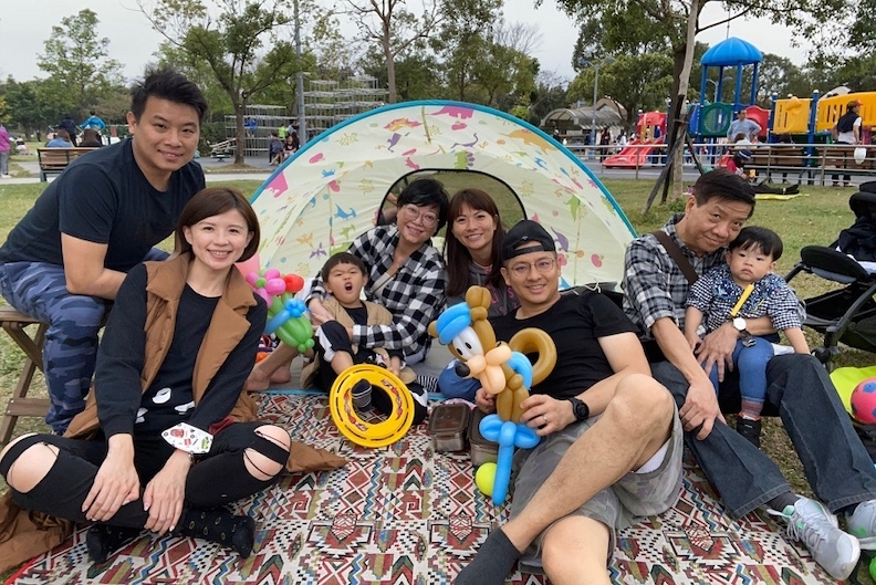 李佳蓉透過家庭日,把老中青三代,偶爾帶上自己80多歲的媽媽,每週一次聚在一起。