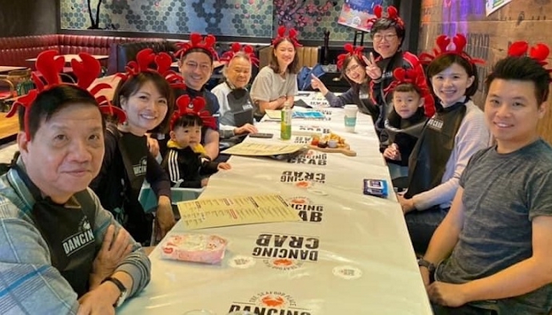 李佳蓉透過家庭日,把老中青三代,偶爾帶上自己80多歲的媽媽,每週一次聚在一起。