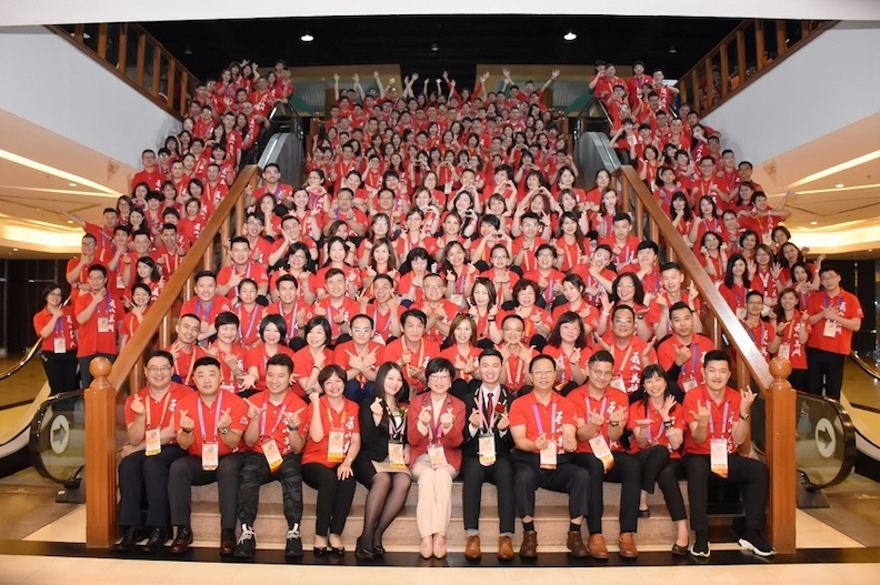 李佳蓉每年都帶領團隊領獎,也以身作則做公益,把企業經營成理想的樣貌。